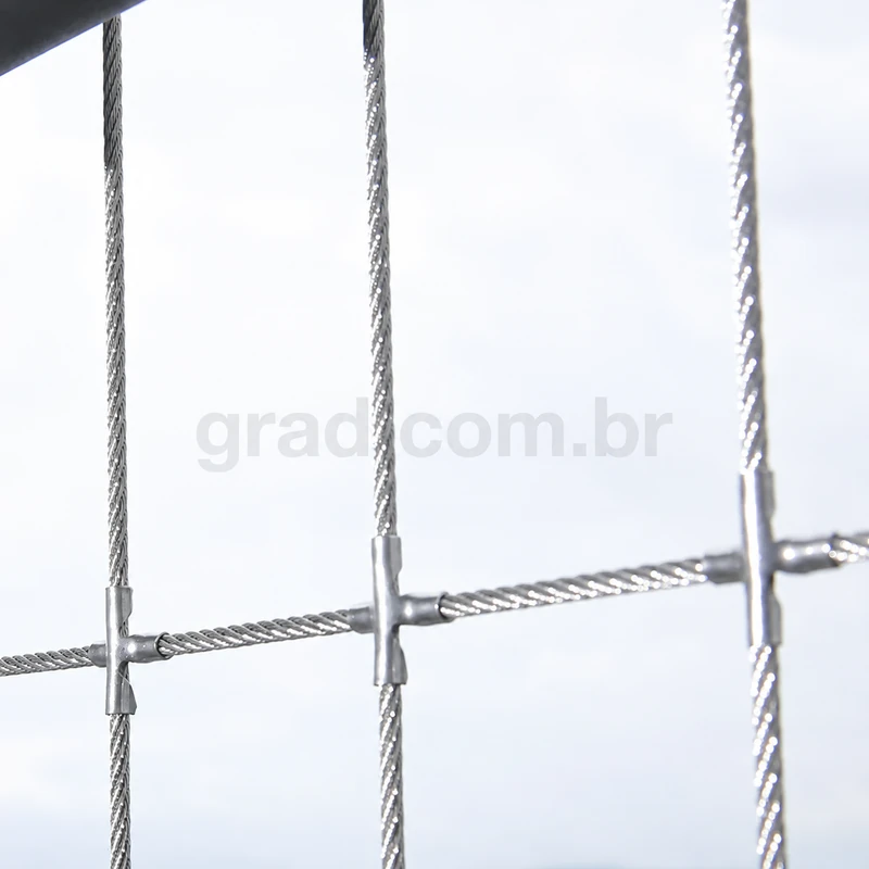 Três cruzetas metálicas conectando cabos verticais a um cabo transversal